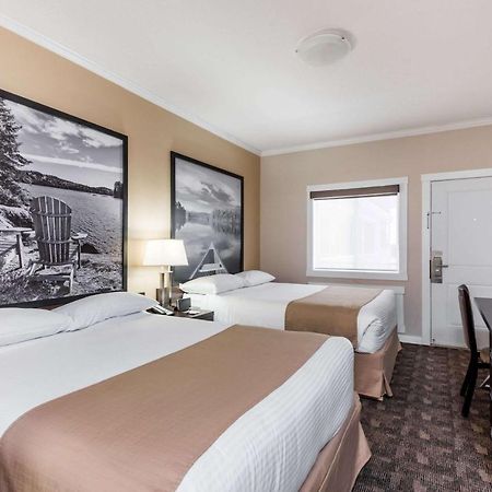Super 8 By Wyndham Watrous Motel Buitenkant foto