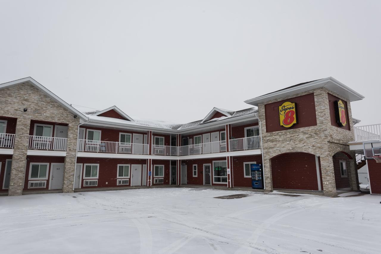 Super 8 By Wyndham Watrous Motel Buitenkant foto
