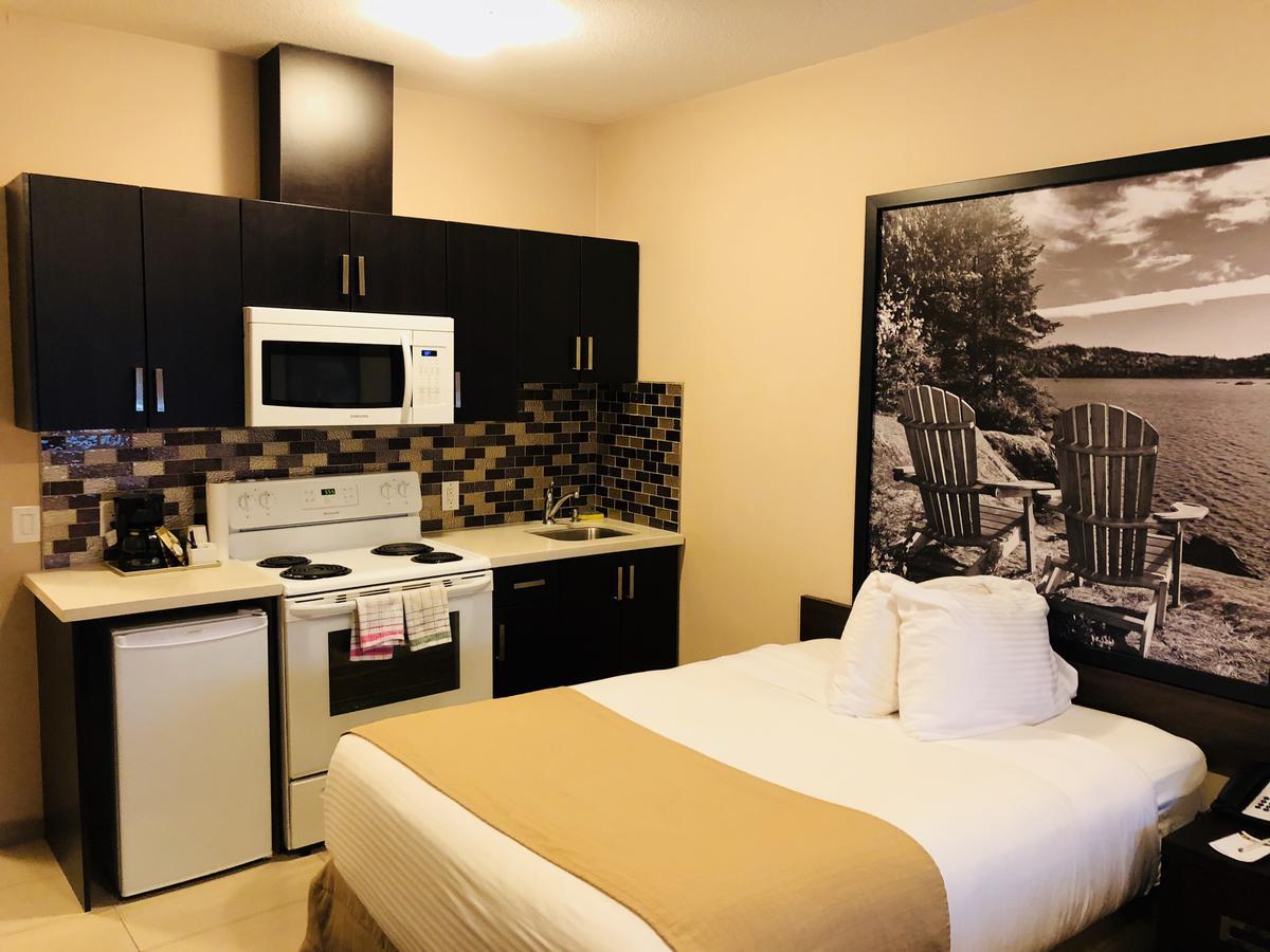 Super 8 By Wyndham Watrous Motel Buitenkant foto