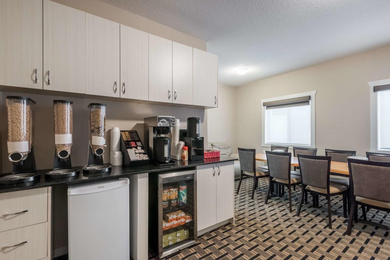 Super 8 By Wyndham Watrous Motel Buitenkant foto