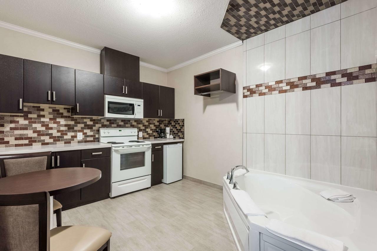 Super 8 By Wyndham Watrous Motel Buitenkant foto
