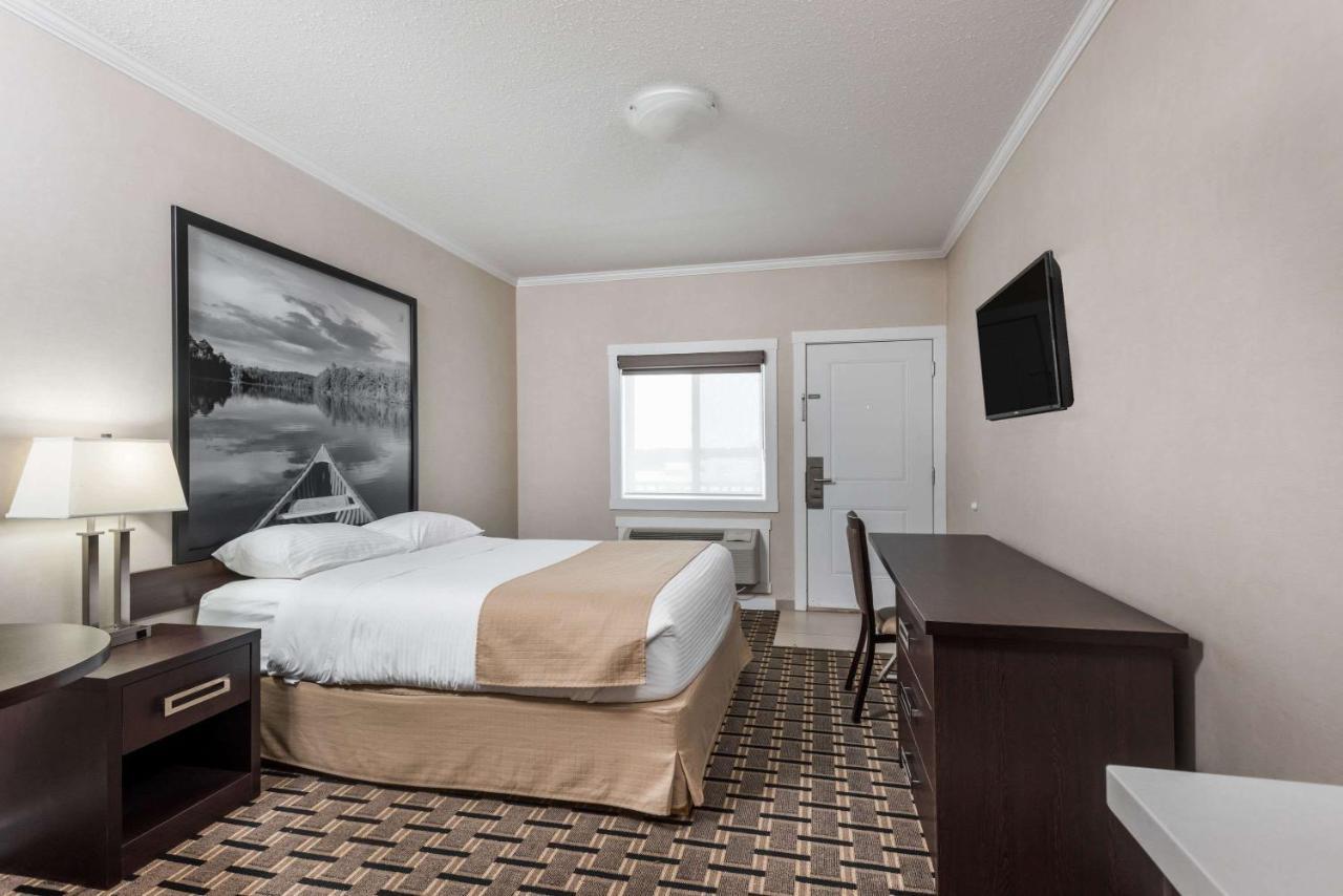 Super 8 By Wyndham Watrous Motel Buitenkant foto