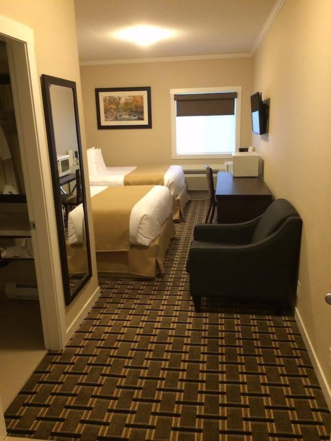 Super 8 By Wyndham Watrous Motel Buitenkant foto