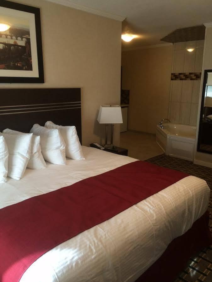 Super 8 By Wyndham Watrous Motel Buitenkant foto