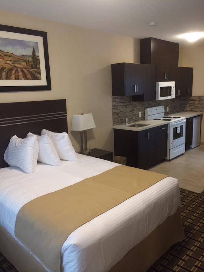 Super 8 By Wyndham Watrous Motel Buitenkant foto
